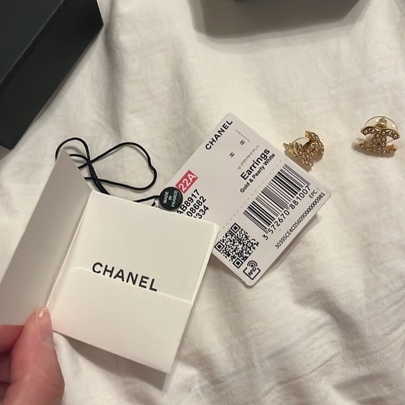 Chanel earrings comes with tags never worn - Picture 9 of 11